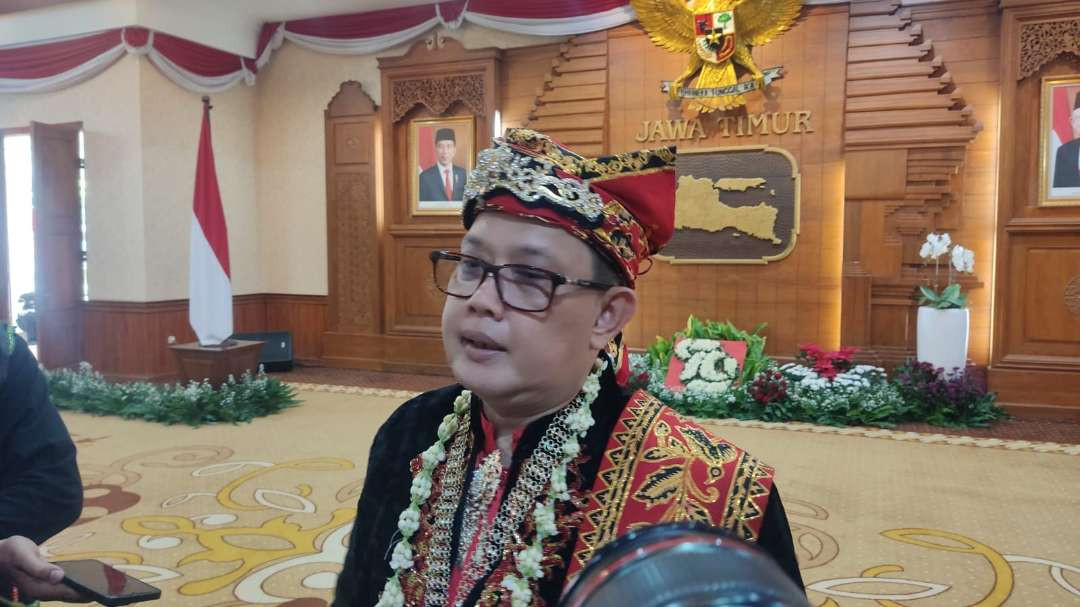 Pj Gubernur Jatim, Adhy Karyono usai memimpin upacara bendera pada momen Hari Kemerdekaan RI ke-79 di Gedung Negara Grahadi, Surabaya, Sabtu 17 Agustus 2024. (Foto: Fariz Yarbo/Ngopibareng.id)