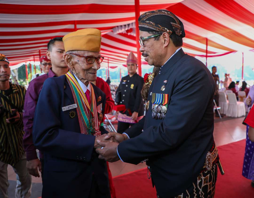 Penjabat Gubernur Jawa Tengah Nana Sudjana memberikana salam kepada seorang veteran usai menggelam upacara Kemerdekaan ke 79 RI di Simpang Lima, Semarang, Sabtu 17 Agustus 2024. (Foto: Istimewa)