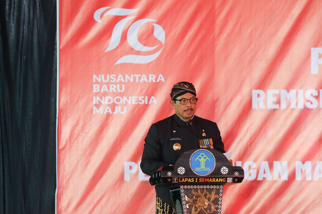 Pj Gubernur Jawa Tengah, Nana Sudjana membagikan remisi untuk 7.953 orang narapidana. (Foto: Dok Pemprov Jateng)