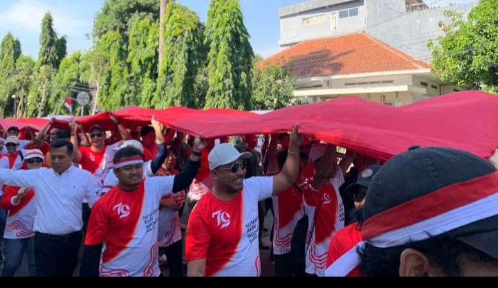 Warga LDII memperingati HUT ke 79 Kemerdekaan dengan membentangkan bendera merah putih sepanjang 250 meter (Foto: arsip LDII)