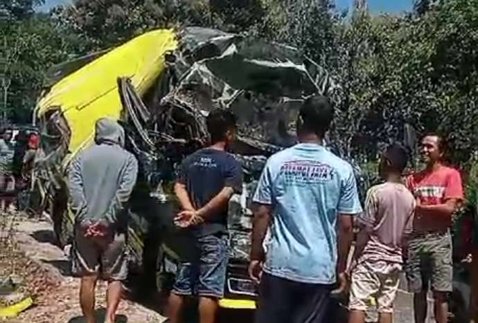 Minibus pengangkut wisatawan asal Surabaya rusak berat usai bertabrakan dengan motor dan terguling di Ngepung, Kabupaten Probolinggo. (Foto: Ikhsan Mahmudi/Ngopibareng.id)