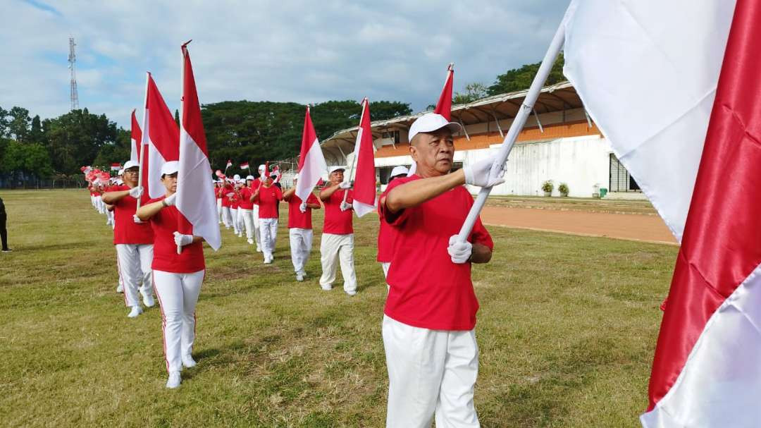 Lansia Tionghoa melakukan kirab Bendera Merah Putih untuk memperingati HUT ke-79 Kemerdekaan RI (foto: Muh Hujaini/Ngopibareng.id)