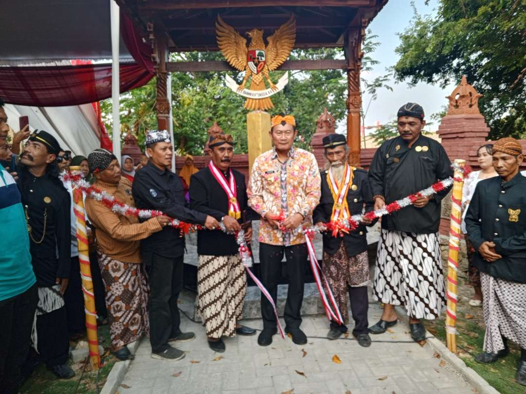 Bupati Lamongan, Yuhronur Menggunting pita peresmiian joglo pemasamgan Lambang Burung Garuda Pancasila (Foto :Imron Rosidi/ngopibareng.id)an