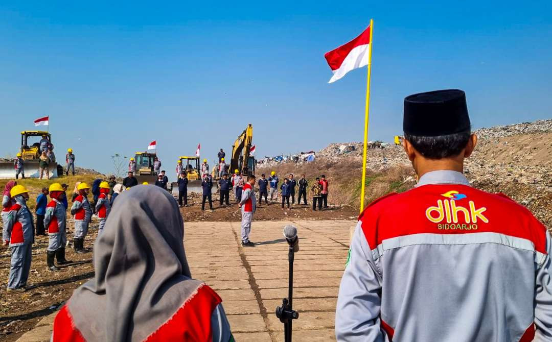 Petugas kebersihan DLHK Sidoarjo saat upacara HUT RI di TPA Jabon (foto : Aini/Ngopibareng.id)