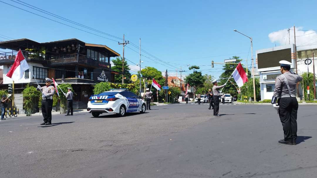 Pengibaran bendera merah putih di simpang lima tepat pada detik-detik proklamasi (Foto: Muh Hujainj/Ngopibareng.id)