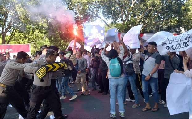 Ratusan massa berunjuk rasa di depan kantor  KPU Bondowoso dihadang anggota Polres setempat. (Foto: Guido/Ngopinareng.id)