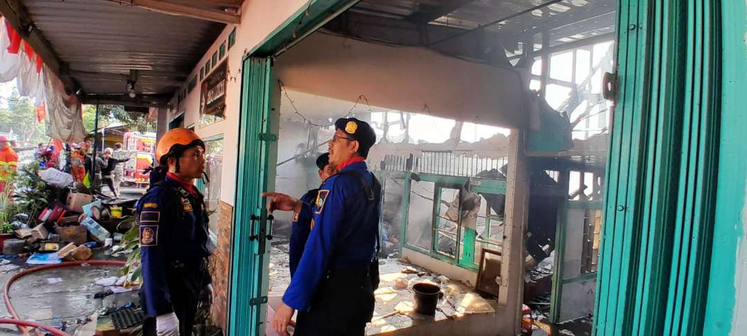 Kebakaran menghanguskan sebuah rumah sekaligus hotel di Jalan Diponegoro Nomor 79, turut Kelurahan Balun, Kecamatan Cepu. (Foto: Sampurno/Ngopibareng.idI