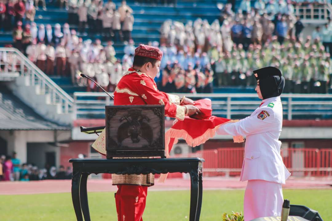 Bupati Jember Hendy Siswanto selaku inspektur upacara menyerahkan bendera pusaka kepada paskibraka (Foto: Dok Diskominfo Jember)