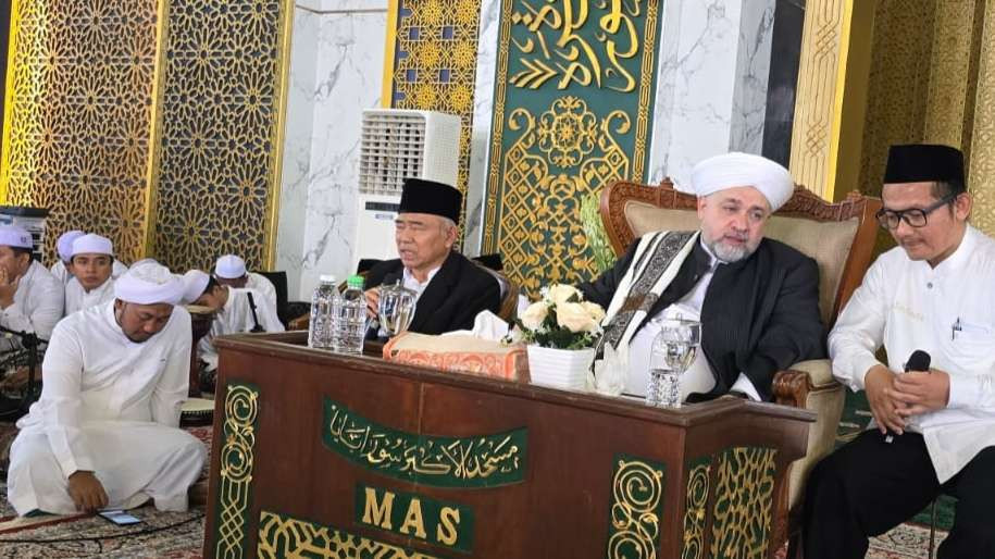 Syaikh Afifuddin Al-Jailani dari Baghdad, Iraq, saat menyampaikan tausiyah di Masjid Al Akbar Surabaya. (Foto: adi/ngopibareng.id)