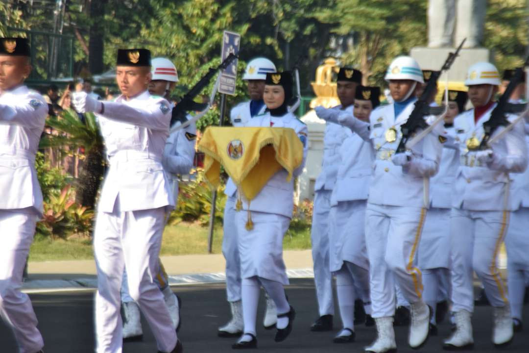 Pasukan Paskibraka melakukan prosesi jelang pengibaran bendera dalam upacara bendera Hari Kemerdekaan RI ke-79 di Gedung Negara Grahadi, Surabaya, Sabtu 17 Agustus 2024. (Foto: Fariz Yarbo/Ngopibareng.id)