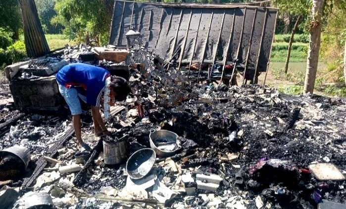 Warung nasi dan buah milik warga Situbondo yang terbakar tinggal puing-puing. (Foto: Hunas BPBD Situbondo)