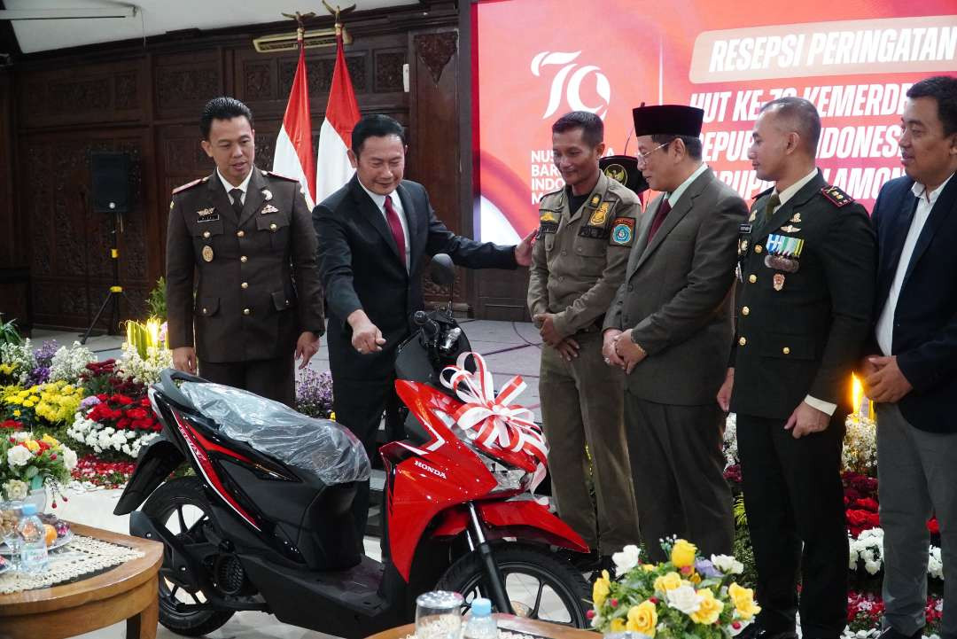 Anggota Satpol PP Kecamatan Paciran.l, Lamongan saat menerima hadiah motor dari Bupati Lamongan. Yuhronur Efendi (Foto : istimewa)