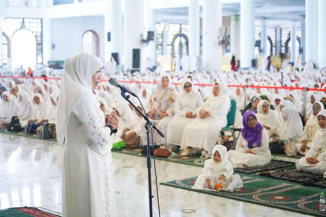 Gelar Kajian Bersama Syekh Afeefuddin Al-Jailani, Khofifah Ajak Masyarakat Bangun Akhlak Mulia. (Foto: Dok. Khofifah)