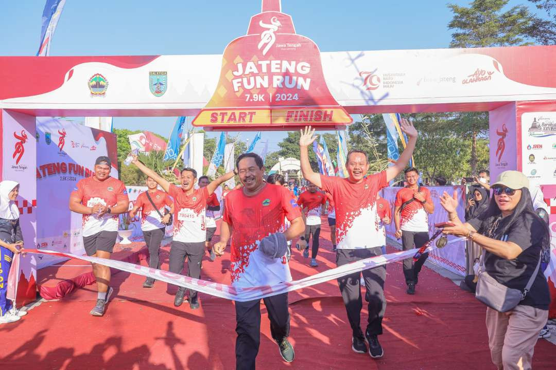 Penjabat Gubernur Jawa Tengah Nana Sudjana memperingati Hari Ulang Tahun ke 79 Jateng dengan berlari bersama ribuan warga di Kota Salatiga. (Foto: Humas Pemprov Jateng)