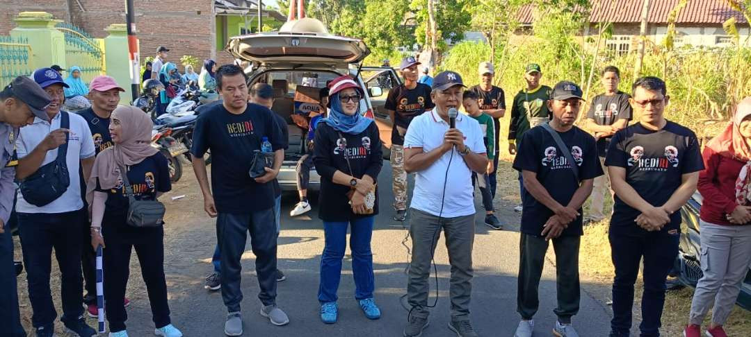 Ribuan warga dari sembilan desa di Kecamatan Grogol, Kabupaten Kediri, mengikuti kegiatan jalan sehat dan senam bersama. (Foto: Fendhy Lesmana/Ngopibareng.id)