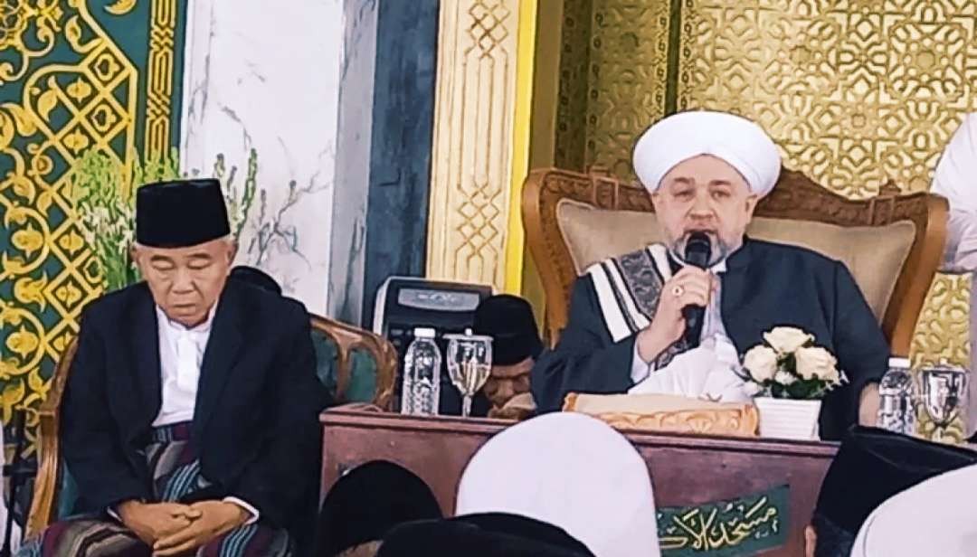 Maulana Al-Sheikh Afeefuddin Bin Abdul Qadir Mansoor Al Jailani, ulama asal Baghdad, Iraq di Masjid Al-Akbar Surabaya, dan KH Saifuddin Chalik, Pengasuh Pondok Pesantren Amanatun Ummah, Pacet Mojokerto. (Foto: dok/ngopibareng.id)