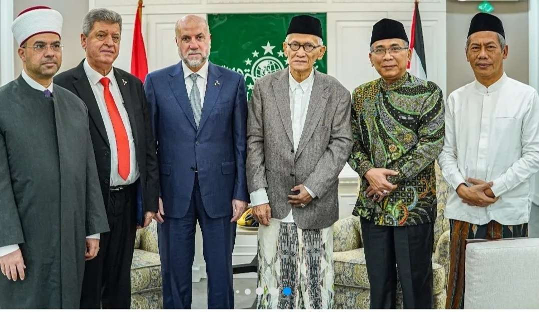 Rais Aam PBNU KH Miftachul Akhyar, Ketua Umum PBNU KH Yahya Cholil Staquf, bersama tokoh-tokoh Palestina di Jakarta. (Foto: dok/ngopibareng.id)