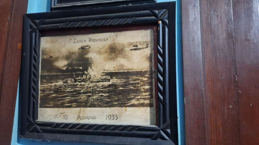 Salah satu potret lukisan kapal yang dijatuhi peledak oleh Angkatan Udara Kerajaan Belanda, saat peristiwa pemberontakan kapal Zeven Provinciën pada tahun 1933. (Foto: Julianus Palermo/Ngopibareng.id)