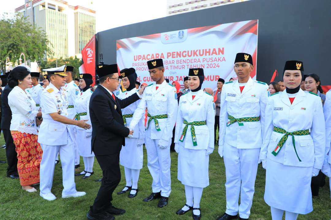 Kukuhkan 64 anggota Paskibraka Jatim, Pj Gubernur Jatim Adhy Karyono berpesan kepada mereka untuk jadi agen jaga dan pelihara nilai-nilai Pancasila