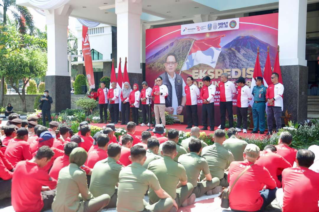 Pj. Gubernur Jawa Timur Adhy Karyono melepas tim pendaki 'Ekspedisi 79' di Halaman Kantor Setda Prov. Jatim, Kamis 15 Agustus 2024 pagi. (Foto: Biro Adpim Pemprov Jatim)