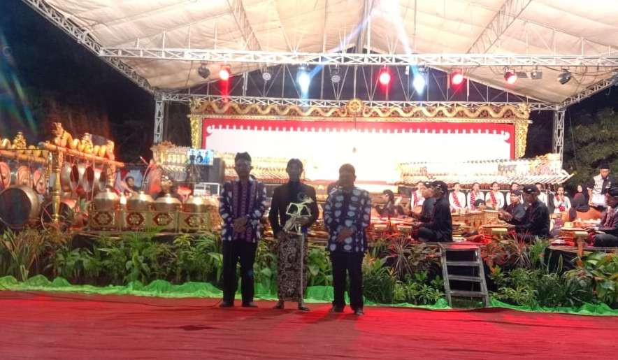 Ketua SH Terate Cabang Tuban secara simbolis menyerahkan lakon wayang kepada dalang. (Foto: Dok. SH Terate Tuban)