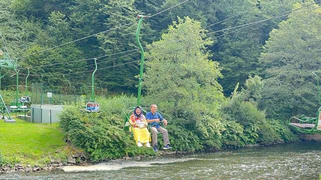 Sukemi dan istri naik kereta gantung  Seilbahn Burg, di Kota Solingen, di Negara Bagian Nordrhein-Westfalen, Jerman. (Foto:Ngopibareng.Id/Sukemi)