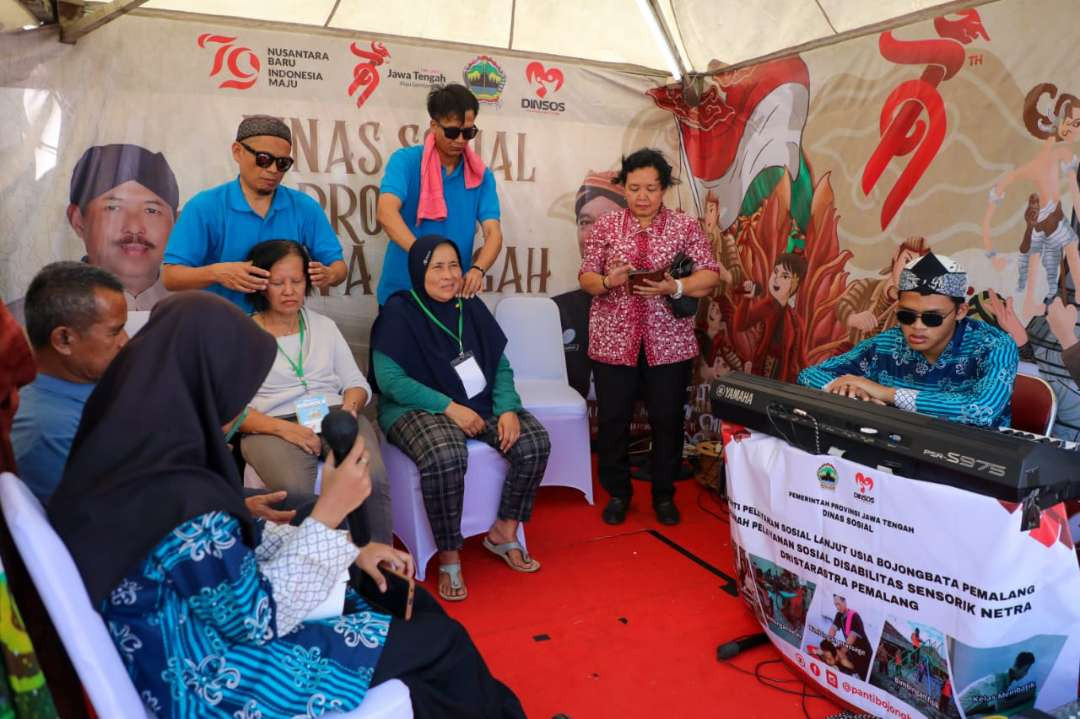 Penyandang disabilitas netra dari Rumah Pelayanan Sosial Disabilitas Sensorik Netra Dristarastra yang menghibur dengan ketrampilannya bermain musik dan pijat refleksi pada HUT ke 79 Jawa Tengah yang dipusatkan di Kota Salatiga, Jawa Tengah, pada Minggu 19 Agustus 2024. (Foto: Istimewa)