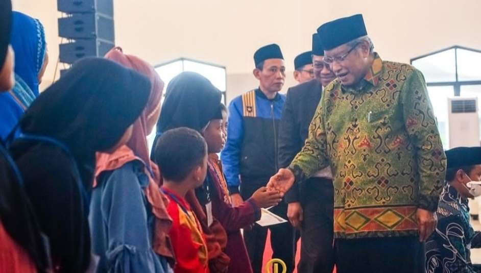 KH Said Aqil Siroj, bersama anak-anak yatim-piatu saat hadir dalam kegiatan Penganut Shiddiqiyah, Banten. (Foto: dok/ngopibareng.id)