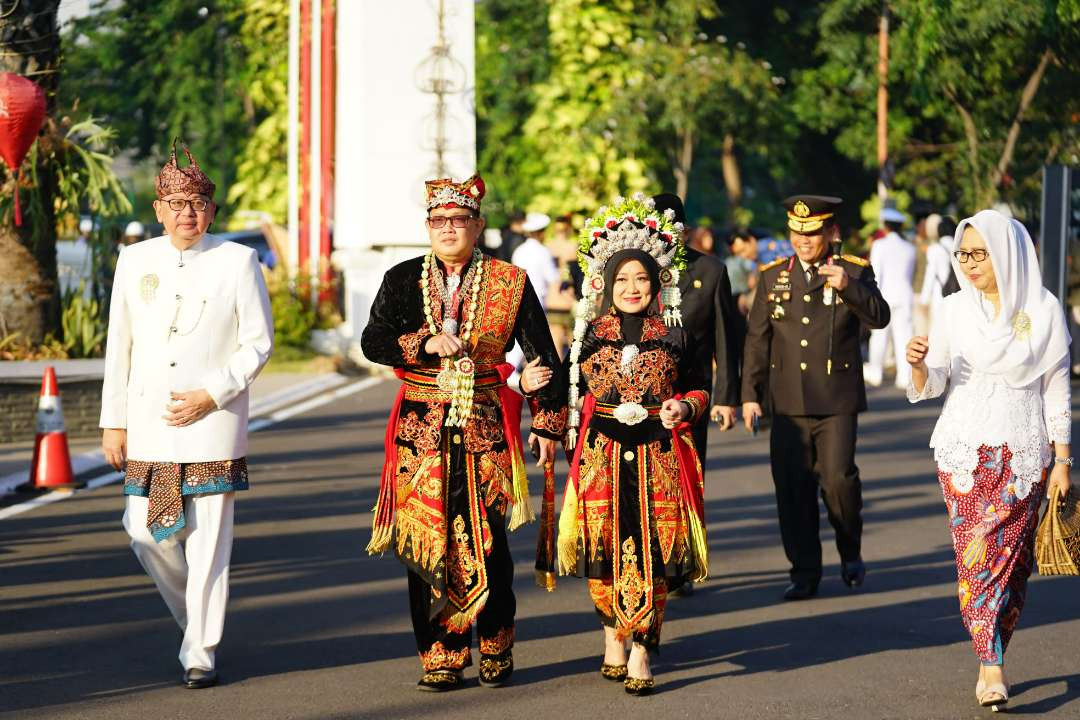 Kenakan pakaian adat, Pj Gubernur Jatim Adhy Karyono mengajak masyarakat Jatim untuk mengisi HUT Kemerdekaan ke-79 RI dengan kegiatan positif. (Foto: Biro Adpim Pemprov Jatim)