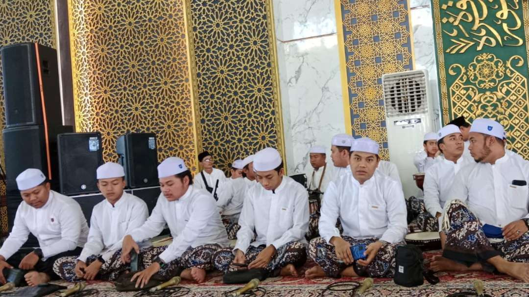 Jemaah Shalawat Nabi Muhammad SAW di Masjid Al-Akbar Surabaya. (Foto: dok/ngopibareng.id)