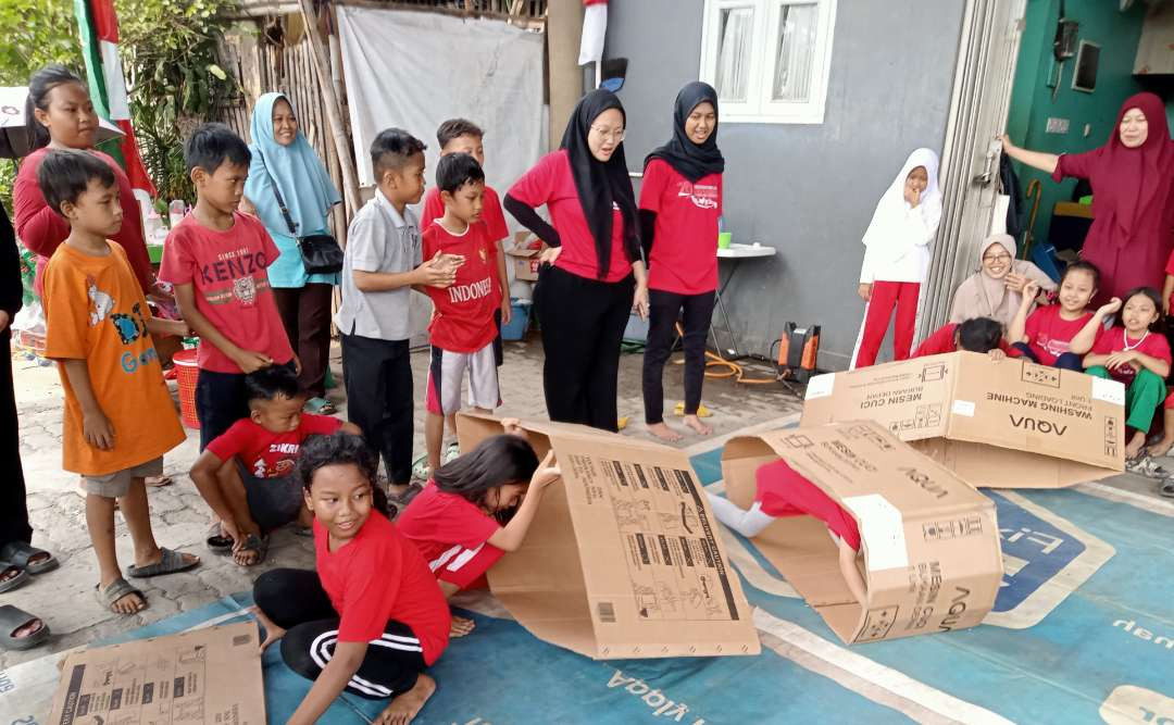 Kegiatan lomba 17-an di halaman Yayasan Assyifa Jakarta. Lomba berjalan dalam kardus mengundang gelak tawa. (Foto: Asmanu Sudarso/Ngopibareng.id)