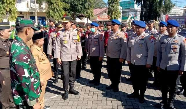 Kapolres Situbondo AKBP Rezi Dharmawan didampingi Dandim 0823 Letkol Inf Alexander  dm Bupati Karna Suswandi memeriksa p kesiapan personel gabungan Operasi Mantap Praja Semeru 2024.(Foto: Guido/Ngopibareng.id)