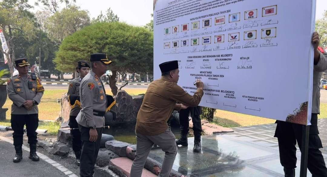 Penandatanganan pakta integritas bersama di halaman Mapolres Mojokerto.(Foto Deni Lukmantara/Ngopibareng.id)