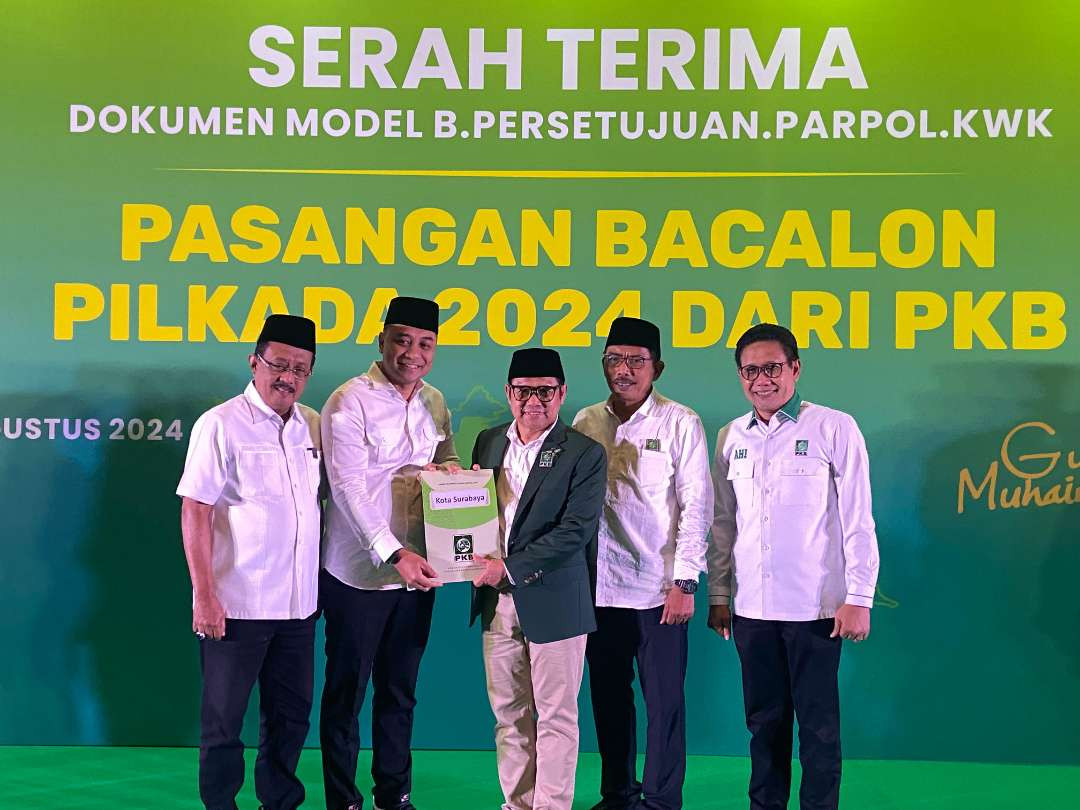 Pasangan petahana Eri Cahyadi dan Armuji saat menerima surat B1 KWK dari Ketua Umum PKB Muhaimin Iskandar, untuk mendaftarkan diri sebagai pasangan calon untuk maju dalam Pilwali Surabaya 2024. (Foto: DPC PKB Kota Surabaya)