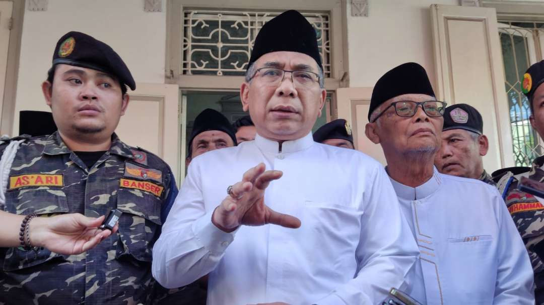 Ketua PBNU, KH Yahya Cholil Staquf usai pertemuan dengan kiai-kiai sepuh di Kantor PCNU Surabaya, Senin 19 Agustus 2024. (Foto: Fariz Yarbo/Ngopibareng.id)