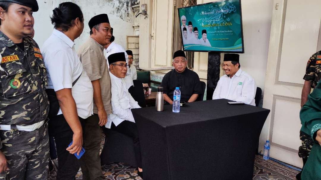 Ketua PBNU, KH Yahya Cholil Staquf (tiga dari kanan) sebelum pertemuan dengan kiai-kiai di Kantor PCNU Surabaya, Senin 19 Agustus 2024. (Foto: Fariz Yarbo/Ngopibareng.id)