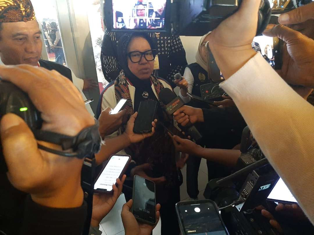 Menteri Sosial Tri Rismaharini ditanya isu Pilkada Jatim, usai mengisi acara PKKMB Universitas Negeri Surabaya, Senin 19 Agustus 2024. (Foto: Julianus Palermo/Ngopibareng.id)