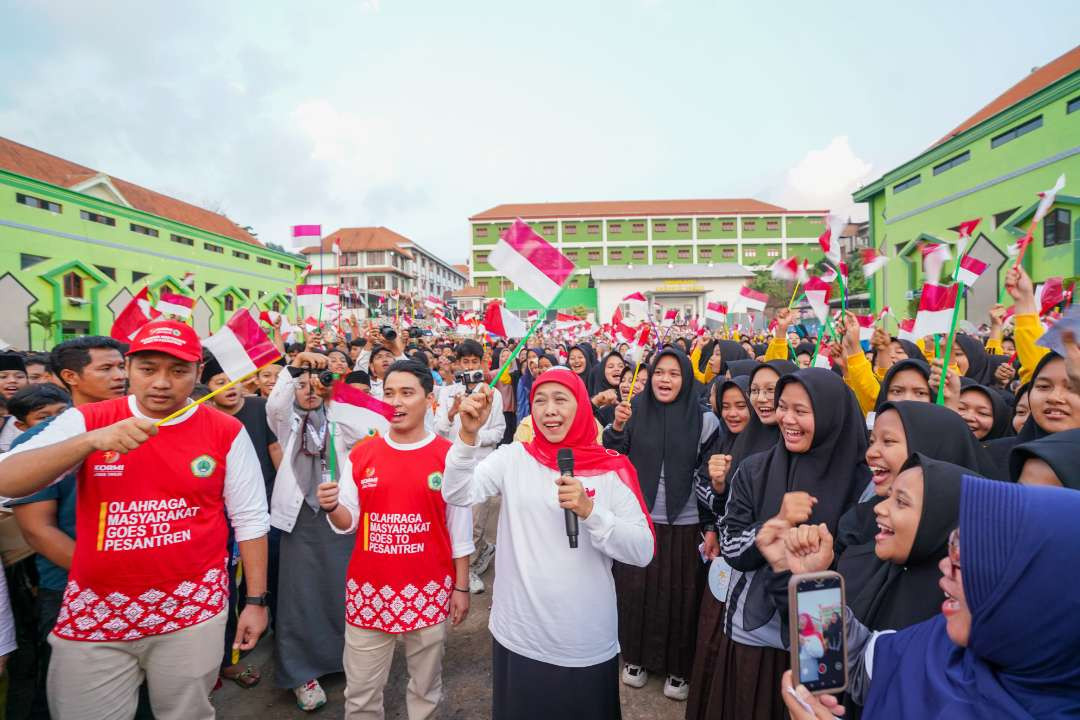 Khofifah buka Lomba Olahraga Tradisional ‘KORMI Goes to Pesantren’ di Ponpes Amanatul Ummah Pacet-Mojokerto, Jawa Timur. (Foto: Istimewa)