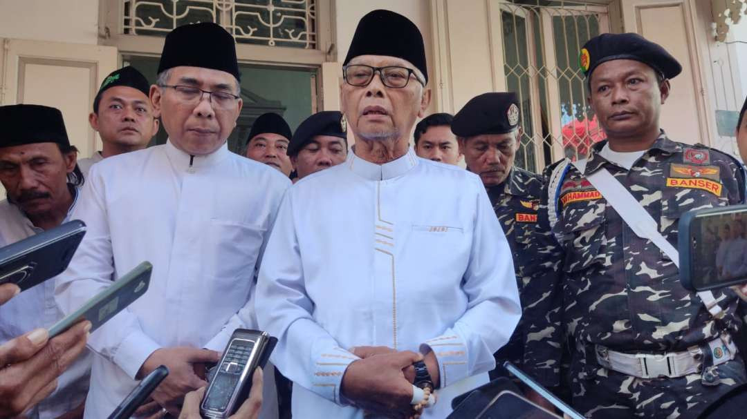 Perwakilan kiai-kiai sepuh, KH Anwar Iskandar (tengah) usai pertemuan dengan Ketua PBNU KH Yahya Cholil Staquf di Kantor PCNU Surabaya, Senin 19 Agustus 2024. (Foto: Fariz Yarbo/Ngopibareng.id)