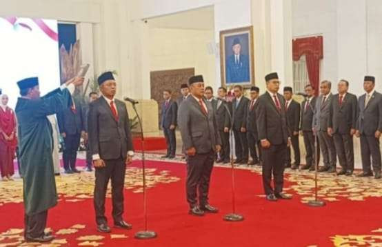 Presiden Jokowi melantik menteri baru, usai reshuffle Kabinet Indonesia Maju, Senin 19 Agustus 2024. (Foto: Setpres)