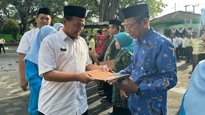 PG Ngadirejo Kediri beri penghargaan karyawan dedikasi masa kerja 30 dan 35 tahun. (Foto: istimewa)