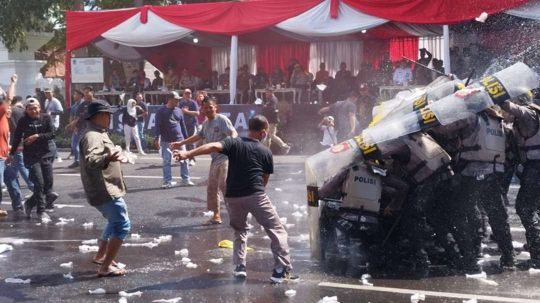 Massa unjuk menyerang petugas Kepolisian dalam simulasi Sispamkota (Foto: Muh Hujaini/Ngopibareng.id)