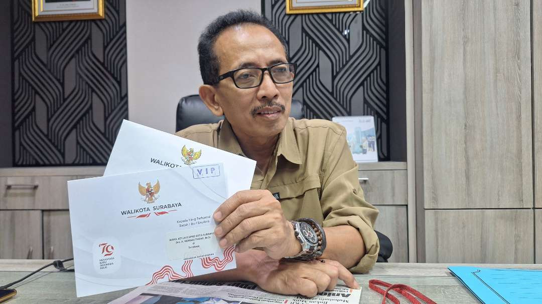 Wakil Ketua DPRD Kota Surabaya A. Hermas Thony saat menunjukkan surat undangan untuk menghadiri peringatan HUT Proklamasi Kemerdekaan RI ke-79 yang baru diterimanya hari ini dari Walikota Surabaya Eri Cahyadi. (Foto: Julianus Palermo/Ngopibareng.id)