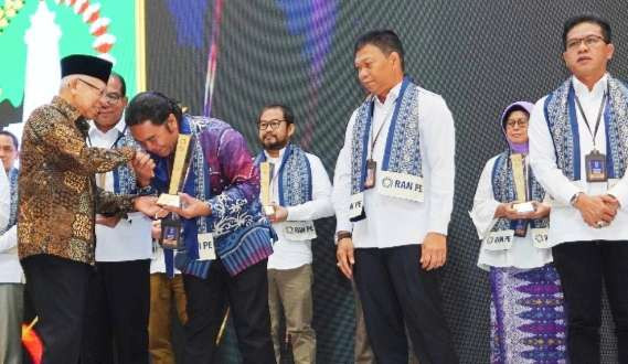 Wakil Presiden (Wapres) Ma'ruf Amin menyerahkan Penghargaan Pelopor Pencegahan dan Penanggulangan Ekstremisme Berbasis Kekerasan yang Mengarah pada Terorisme di Indonesia atau RAN PE Awards 2024. (Foto: Setwapres)