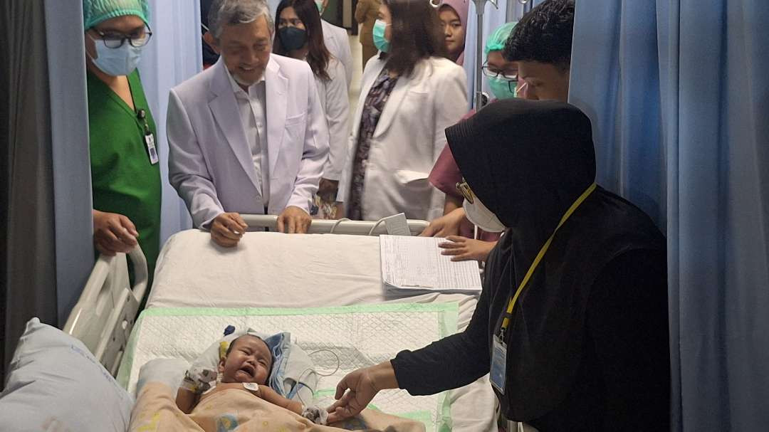 Salah satu bayi kembar siam dempet bokong (pygopagus) asal Tulungagung, Arselo yang berhasil melewati proses operasi pada Jumat 16 Agustus 2024. (Foto: Julianus Palermo/Ngopibareng.id)