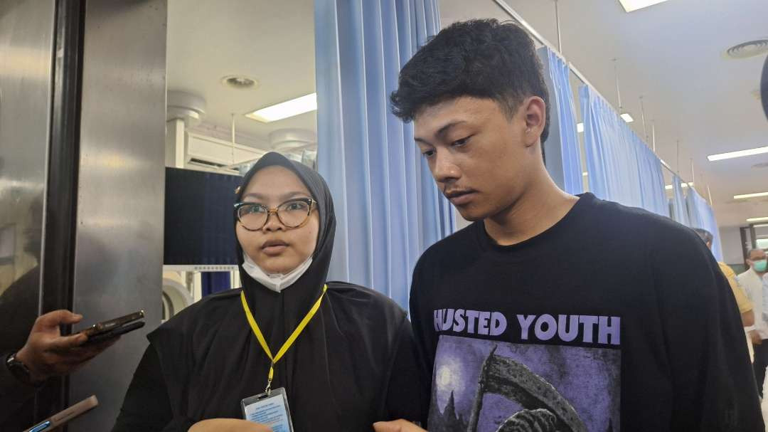 Yeny Dwi (26) dan Yoga Aska (23), pasangan suami-istri sekaligus orang tua dari bayi kembar siam Arsenio dan Arselio, saat ditemui di RSUD Dr. Soetomo, Selasa 20 Agustus 2024. (Foto: Julianus Palermo/Ngopibareng.id)