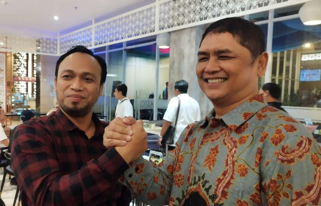 General Manager PT ASDP Indonesia Ferry Cabang Ketapang Yani Andrianto (kiri) menjabat Syamsudin yang kini bertugas di Pelabuhan Bakaheuni (foto: Muh Hujainj/Ngopibareng.id)