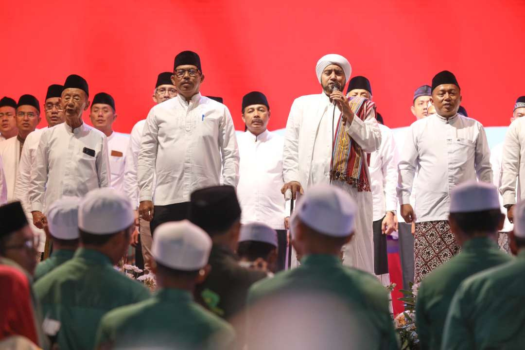 Penjabat Gubernur Jawa Tengah Nana Sudjana dan Habib Syech bin Abdul Qodir Assegaf menghadiri acara “Jateng Bersholawat” yang dihelat di lapangan kampus Universitas Islam Negeri (UIN) Salatiga, pada Senin, 19 Agustus 2024 malam.(Foto: Istimewa)