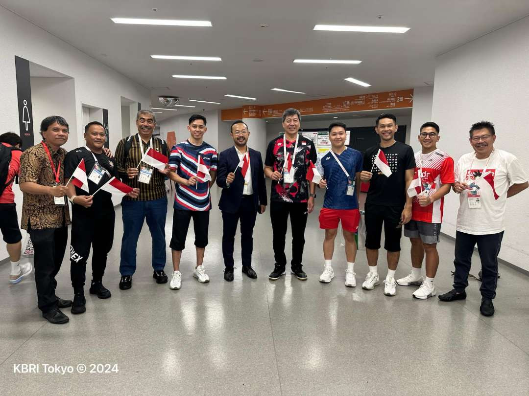 Duta Besar RI untuk Jepang Heri Akhmadi menyambut kedatangan tim bulutangkis Indonesia yang akan berlaga pada kejuaraan Japan Open 2024. (Foto: Dok KBRI Tokyo)