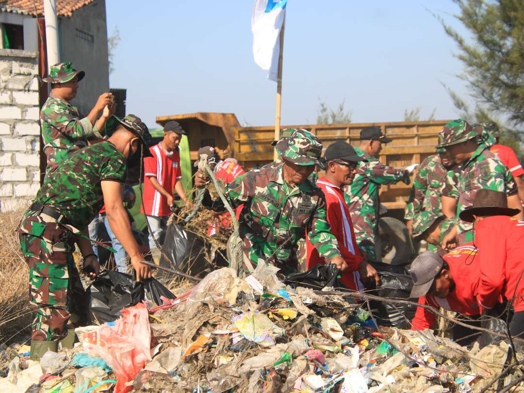 Aksi anggota Kodim O812 Lamongan bersama masyarakat sedang bersih-bersih di Pantai Kutang, Kecamatan Brondong, Lamongan. (Foto: Istimewa)